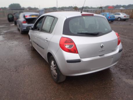 Breaking Renault Clio MK2 2001 to 2009 - 1.5 8v Diesel 5 Door Hatchback