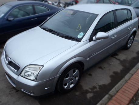 Breaking Vauxhall Signum  2003 to 2005 - 2.2 16v Petrol 5 Door Hatchback